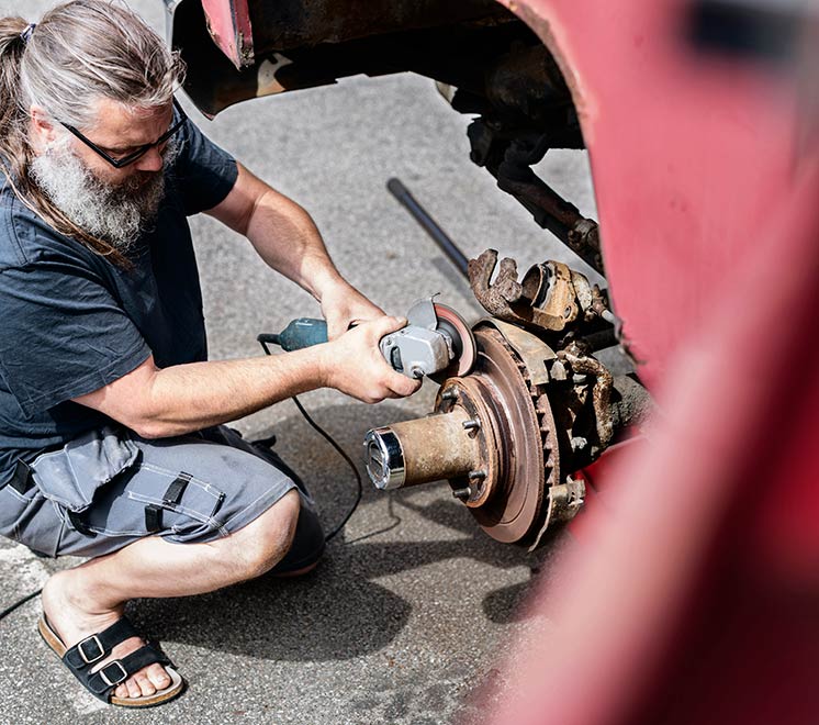 injury attorney for accident caused by poor truck maintenance